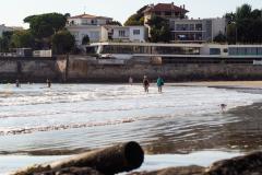 Retraitées marchant sur la Plage de Pontaillac, à Royan