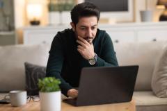 Homme découvre le bilan locatif de 2026 sur son ordinateur