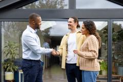 Avant même de proposer un bien, votre rôle consiste à identifier précisément les attentes du client. © Getty Images
