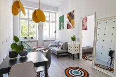 Petit appartement ludique avec ses suspensions jaune ocre.