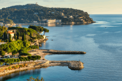 Avec ses 18 047 €/m², Saint-Jean-Cap-Ferrat est la station balnéaire la plus chère de France, et permet d'acheter une douzaine de m² pour 250 000 €. © JMLPYT - Getty images
