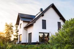 Maison neuve blanche avec toit en ardoise. 
