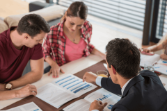 La décision de la banque de financer votre projet d'investissement locatif repose sur un ensemble de critères, pas uniquement sur vos revenus ou votre apport. © Tashi-Delek - Getty images