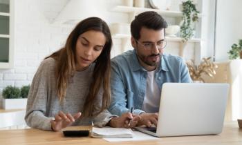 Vous souhaitez améliorer votre profil emprunteur ? Découvrez toutes les informations à prendre en compte pour obtenir une meilleure offre. © fizkes - Getty Images