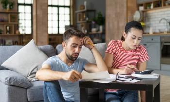 Un couple calcule sa capacité d'emprunt à la maison