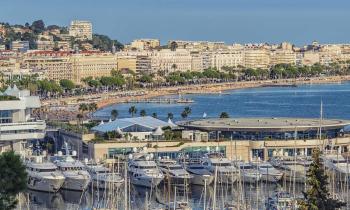 Dans le classement des rues les plus chères, Cannes arrive après la capitale avec son Boulevard de la Croisette. © StockByM - Getty images