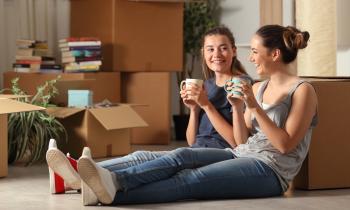 deux jeunes femmes qui viennent d'emménager