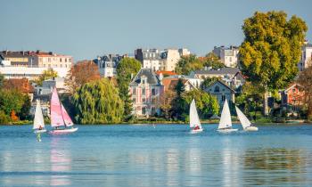 Bateaux à voile sur le lac d’Enghien les Bains près de Paris, France