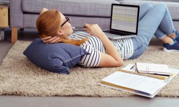 Jeune femme allongée au sol dans son appartement