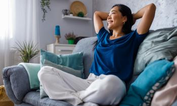 Femme heureuse sur son canapé