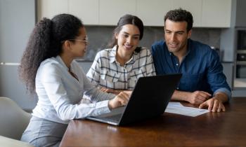 Un couple discute avec un agent immobilier