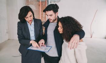 un couple avec agent immo