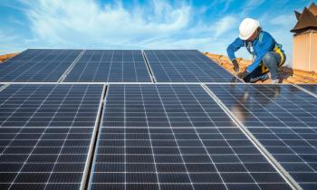 Une femme installe des panneaux solaires