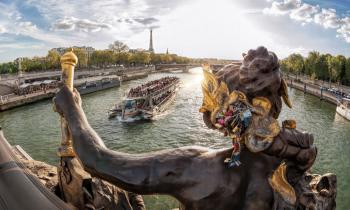 Pont Alexandre III avec vue sur la Seine. 