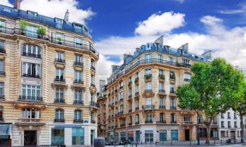 Vue sur la ville de Paris et son ciel bleu