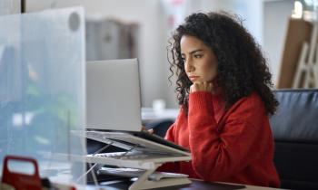 Femme professionnelle qui consulte son ordinateur. 