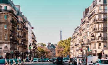 rue de Paris avec vue sur la tour Eiffel