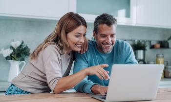 couple se réjouit devant son ordianteur