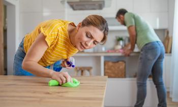 Couple en train d'astiquer leur cuisine