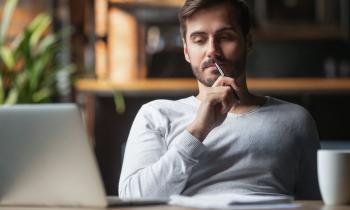 homme réfléchit devant son ordinateur