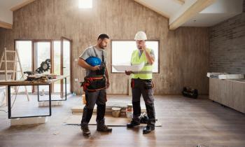 Travailleurs de la rénovation de la maison.