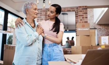 Une mère aide sa fille à faire les cartons de son déménagement