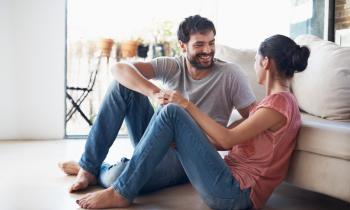 couple assis sur un plancher rafraichissant 