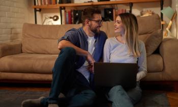 Un couple devant son ordinateur imagine devenir propriétaire d'un logement du village olympique