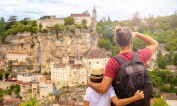 Enfant et adulte admire la vue sur Rocamadour