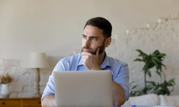 homme réfléchit devant son ordinateur