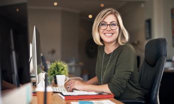 Femme heureuse au bureau