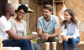 Jeunes personnes discutent autour d'un café