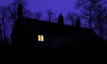 Maison dans la nuit