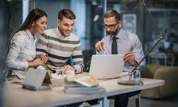 Un agent immobilier et deux clients heureux. 