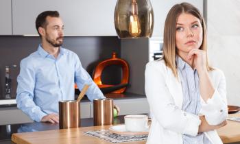 Dans la cuisine une femme se demande si elle peut acheter un appart avant d'être divorcé