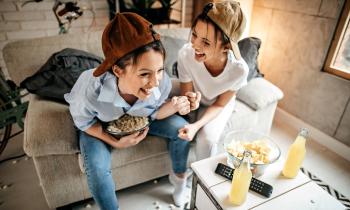 Deux colocataires filles rigolent dans le salon. 