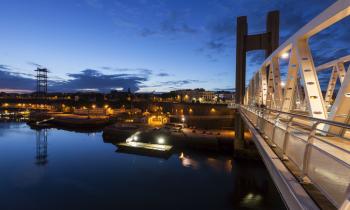 Pont de Recouvrance à Brest, à la tombée de la nuit. 