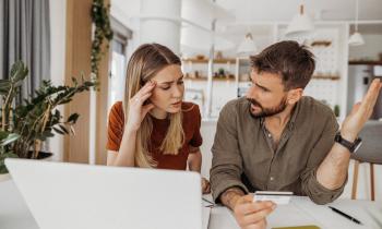 Un couple discutant devant leur ordinateur