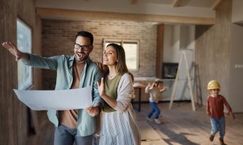 Un couple et leurs deux enfants évoluent dans une maison en construction.
