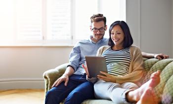 couple dont la femme est enceinte, se renseigne pour acheter à distance