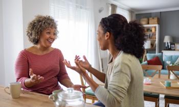 Une mère et sa fille discutent dans le salon. 