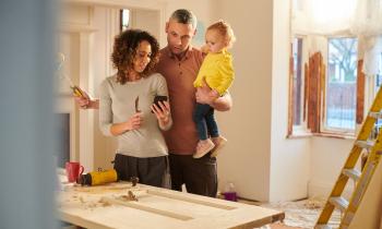 couple faisant des travaux dans leur maison avec leur enfant