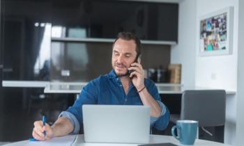 homme télétravaille depuis sa table de cuisine 