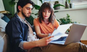 couple calcule les impots à payer pour leur location meublée