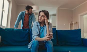 femme regarde depuis son téléphone comment se retirer du bail