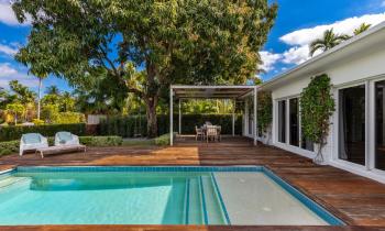 Vue sur maison avec pergola, terrasse et piscine