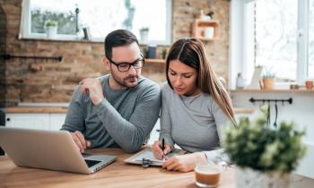 couple prend des notes pour réussir sa location meublée