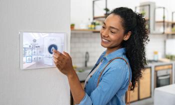 femme-programme-la-fermeture-de-sa-maison-depuis-une-interface