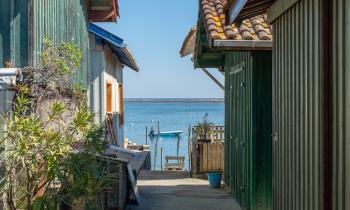 Vue sur la mer entre deux maisons à Arcachon. 