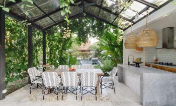 Vue sur cuisine extérieure sous une pergola